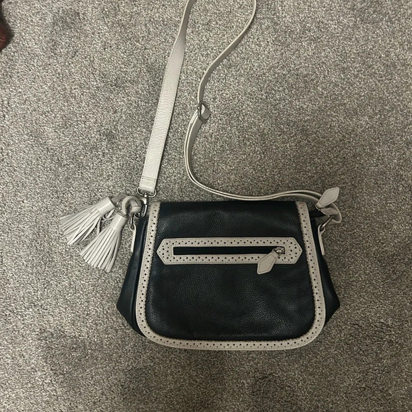 Danier beautiful saddle purse in mint condition. Crossbody with tassles - Picture 9 of 9